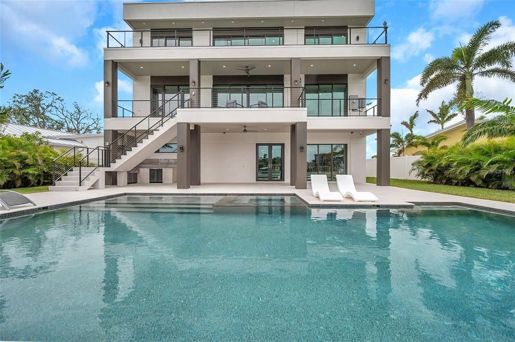 Exterior, Facade, Pool, Modern