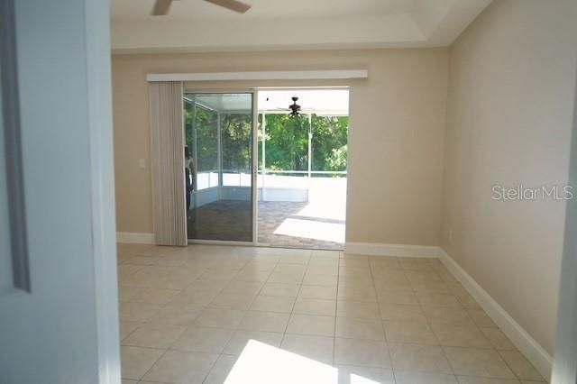 Empty room, Interior