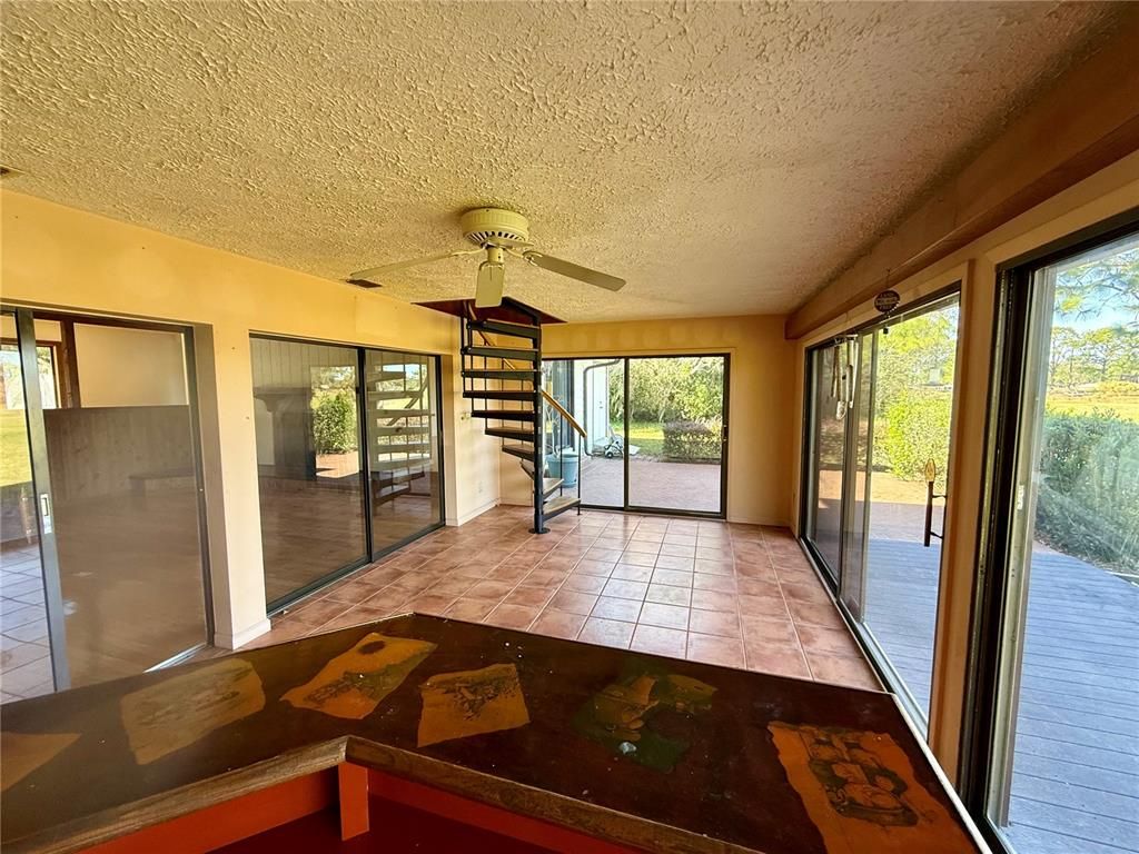 Empty room, Interior