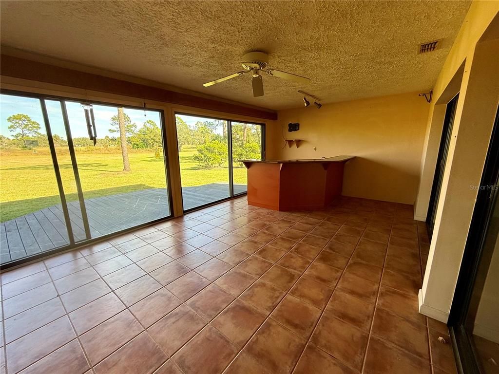 Empty room, Interior