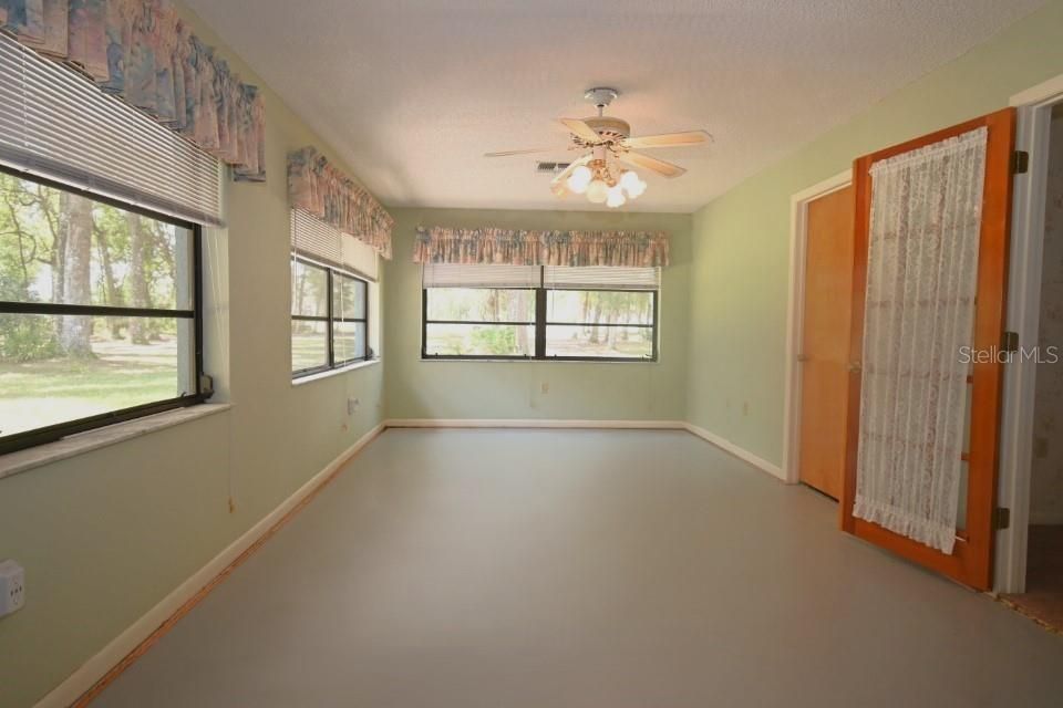 Empty room, Interior