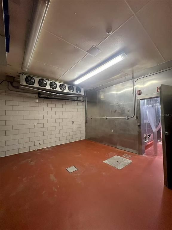 Empty room, Interior