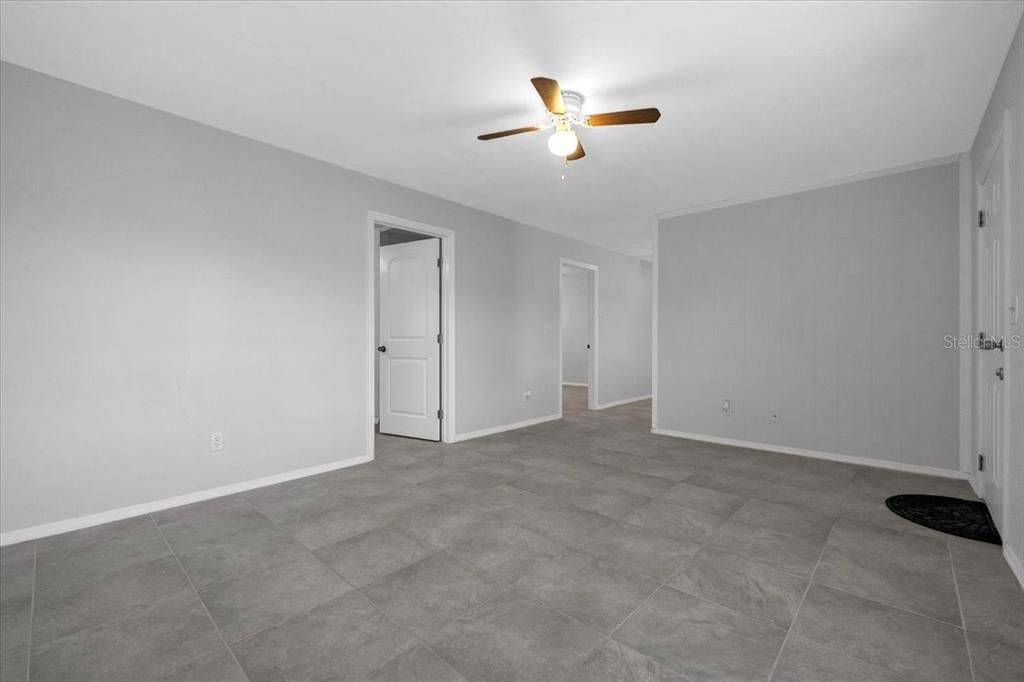 Empty room, Interior