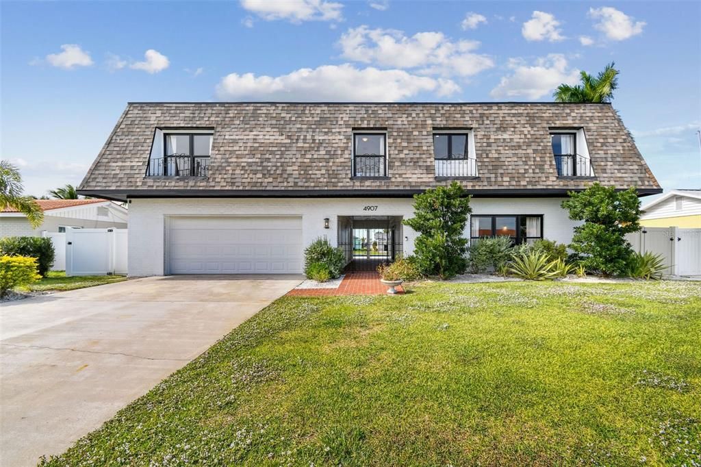 Attached, Exterior, Facade, Cape Cod