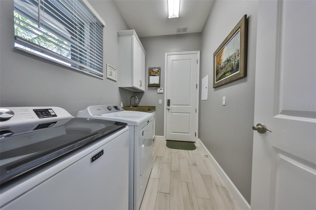 Interior, Washer, Wood Texture Flooring