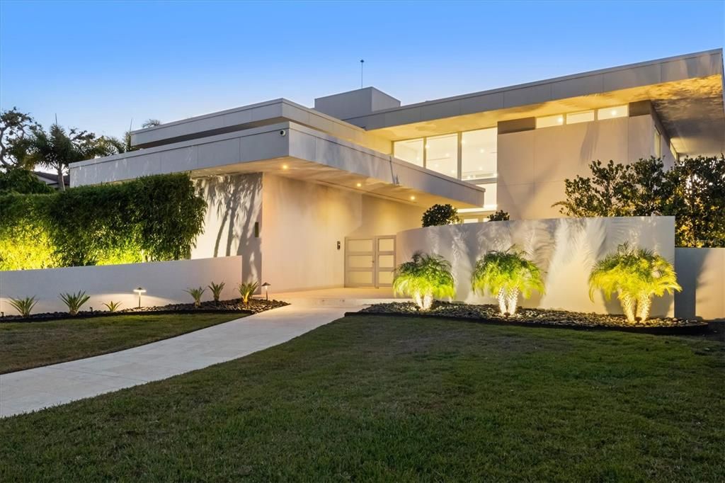 Attached, Backyard, Exterior, Facade, Modern