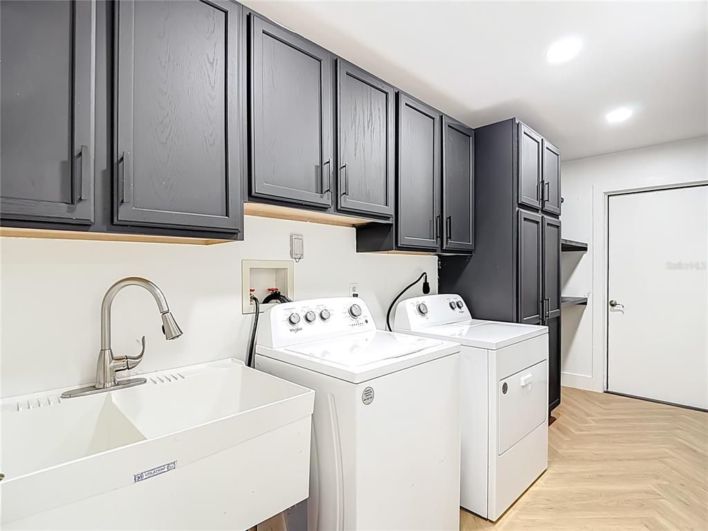 Interior, Recessed Lighting, Washer, Wood Texture Flooring