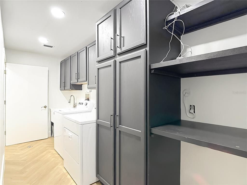 Interior, Recessed Lighting, Washer, Wood Texture Flooring