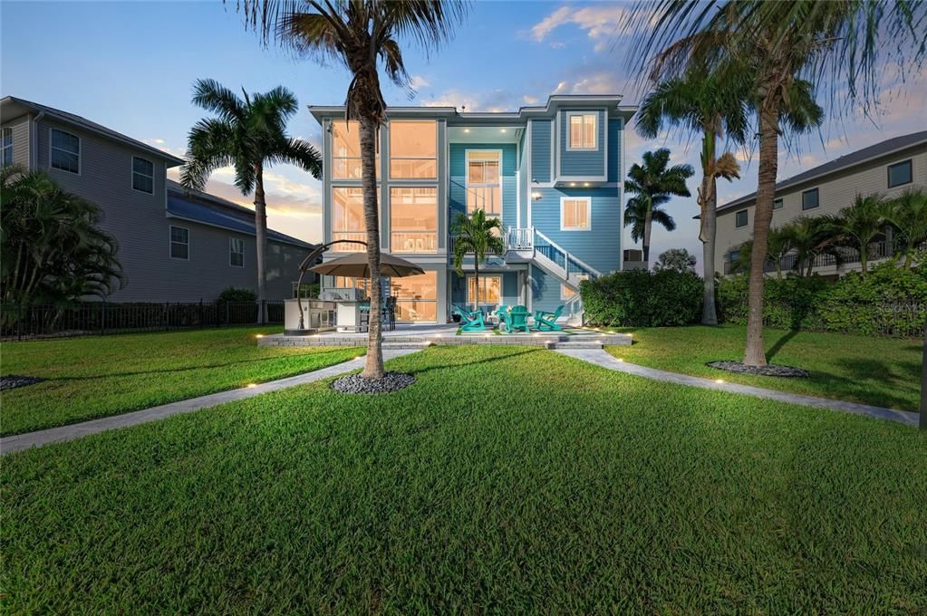 Backyard, Exterior, Facade, Pool, Modern