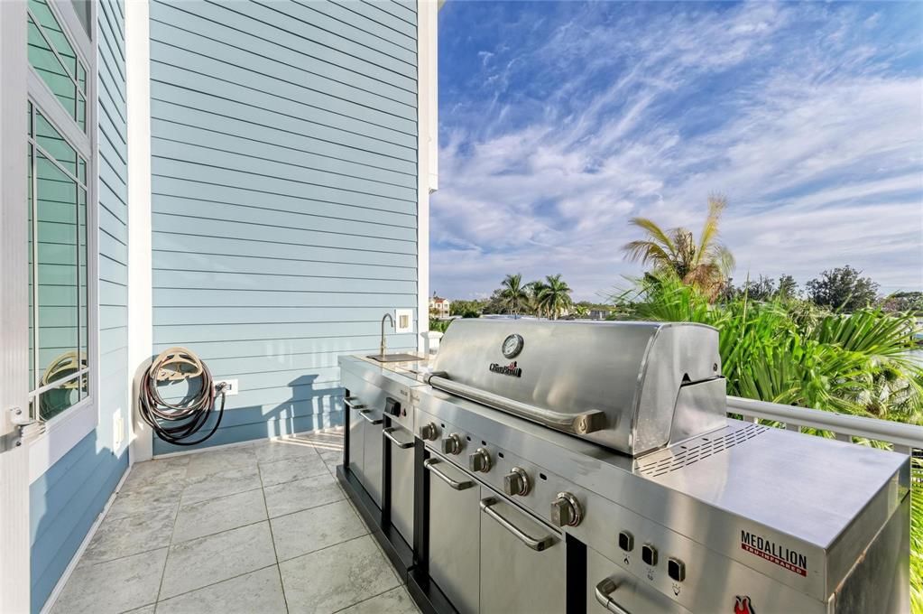 Exterior, Outdoor Kitchen