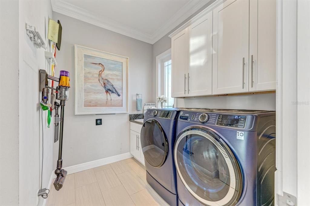 Interior, Washer, Wood Texture Flooring