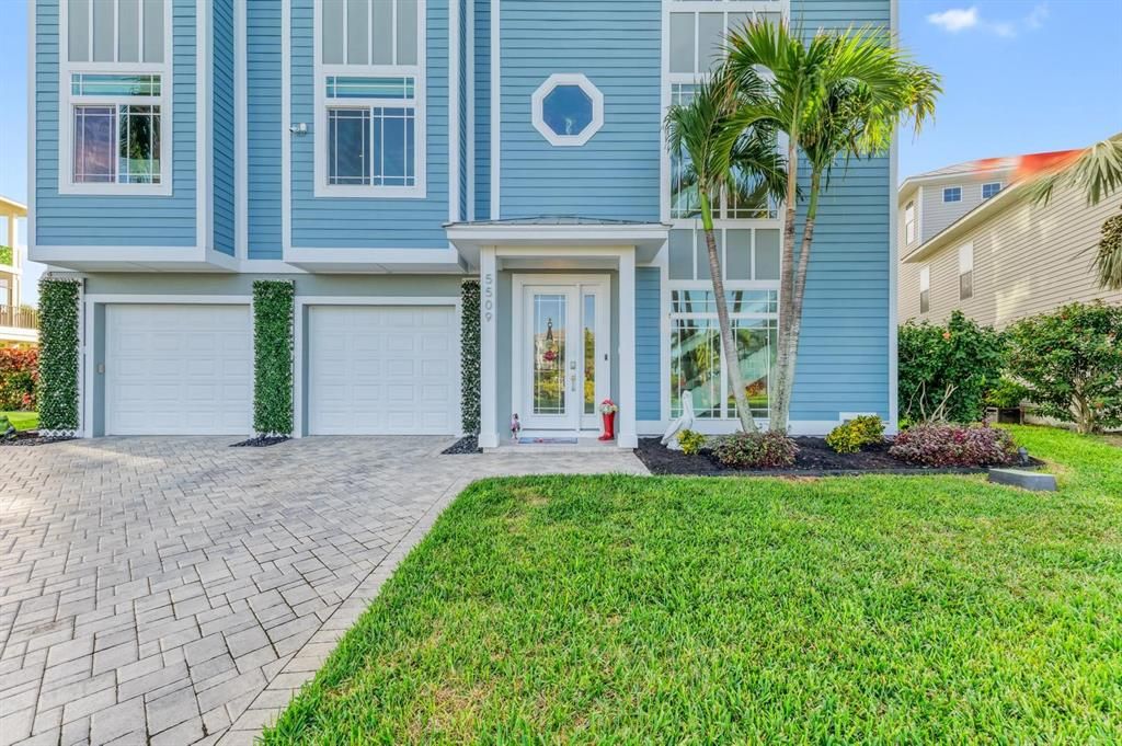 Attached, Exterior, Facade, Rowhouse