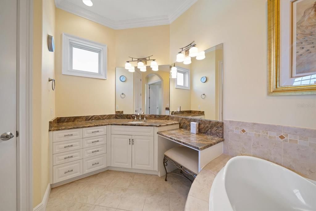 Bathroom, Dual Sink Vanities, Interior, Recessed Lighting