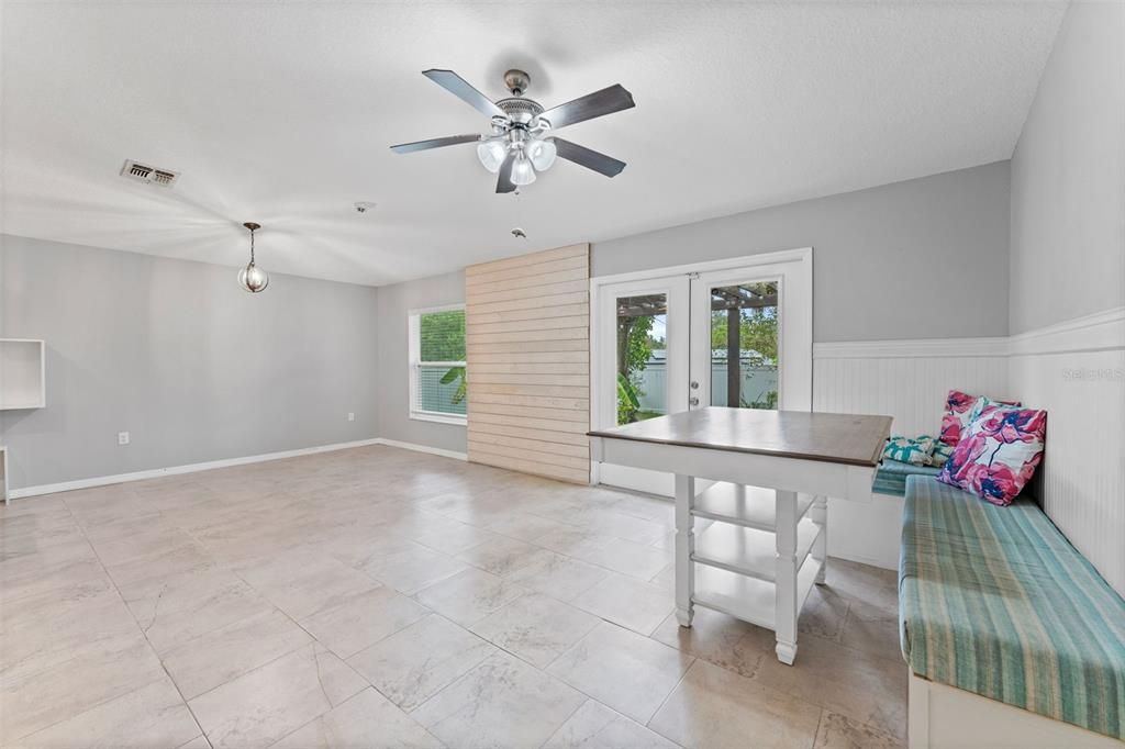 Empty room, Interior, Pendant Lights