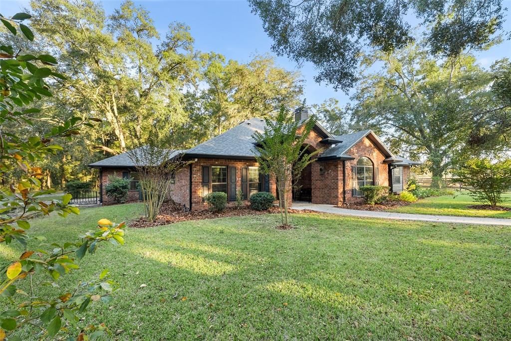 Backyard, Exterior, Facade, Brick Facade, Brick Traditional