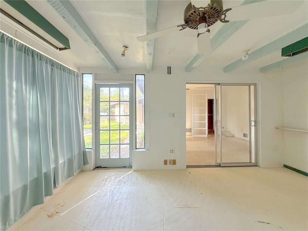 Empty room, Interior