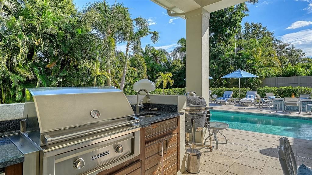 Exterior, Outdoor Kitchen, Pool