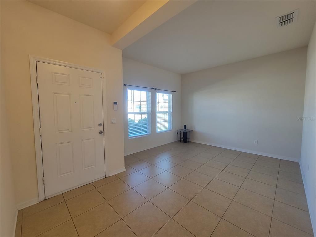 Empty room, Interior
