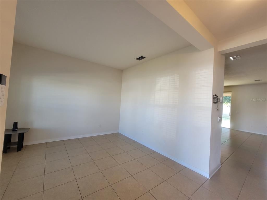 Empty room, Interior