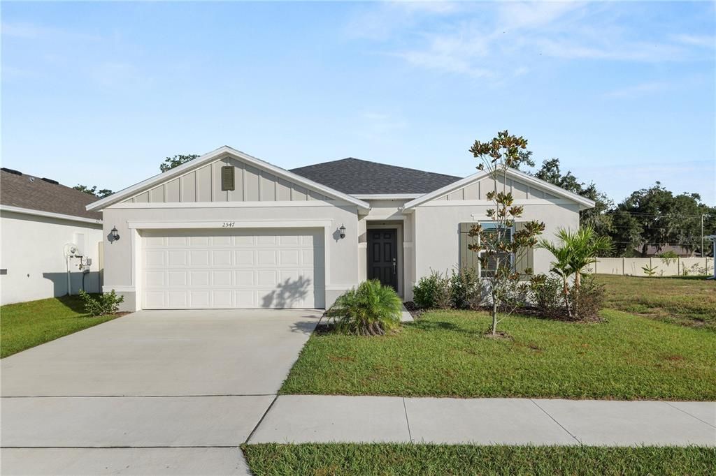 Attached, Exterior, Facade, Ranch