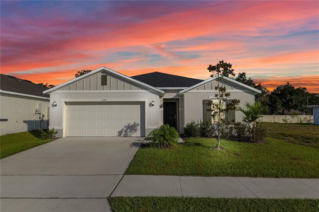 Attached, Exterior, Facade, Ranch