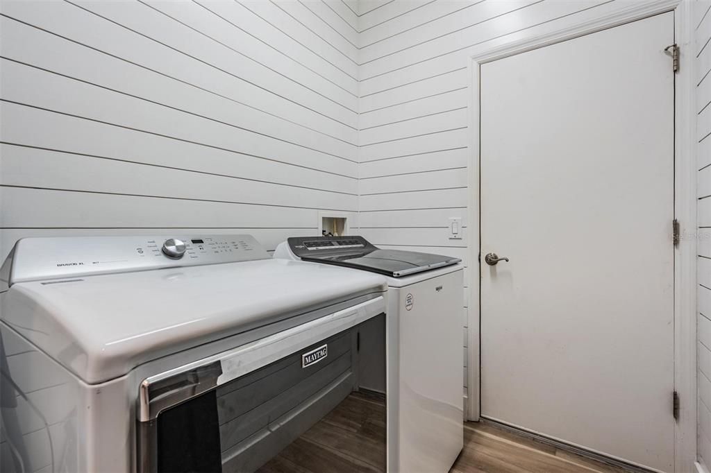 Interior, Washer, Wood Texture Flooring