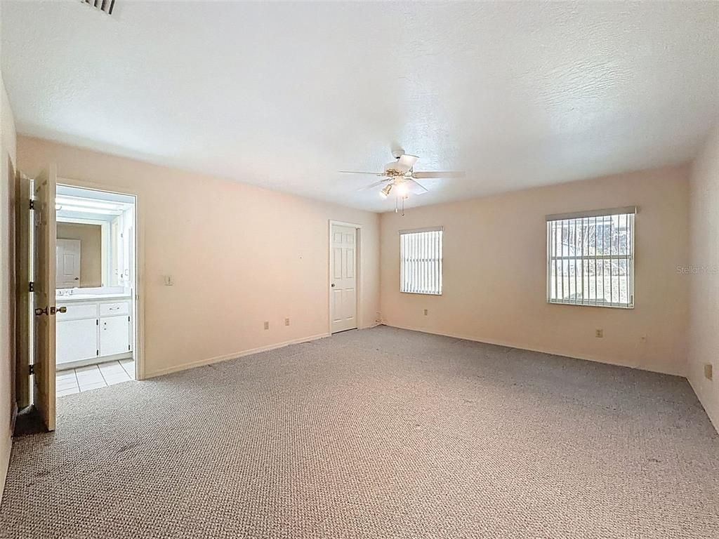 Empty room, Interior