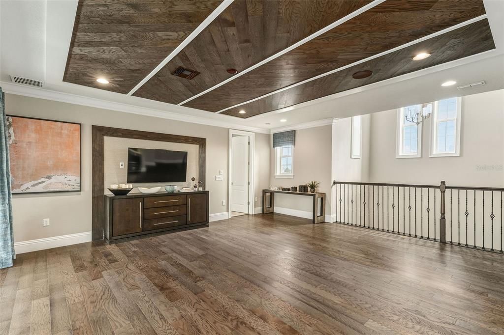 Interior, Recessed Lighting, Wood Texture Flooring