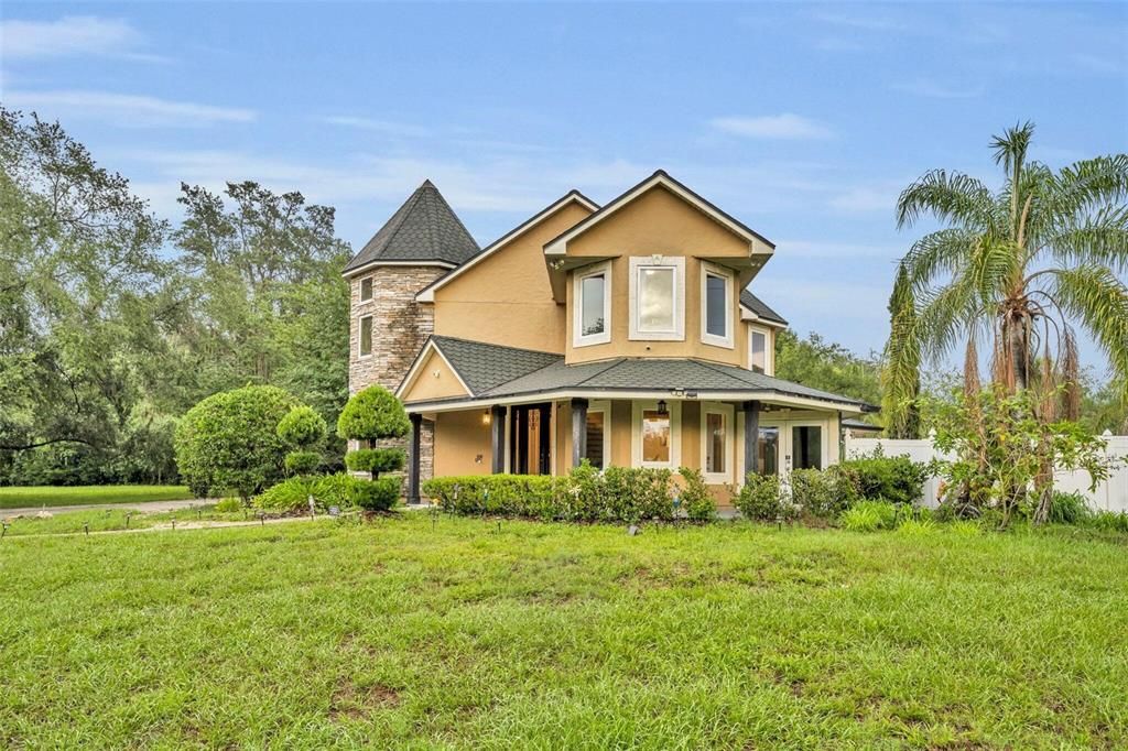Backyard, Exterior, Facade, Queen Anne Victorian