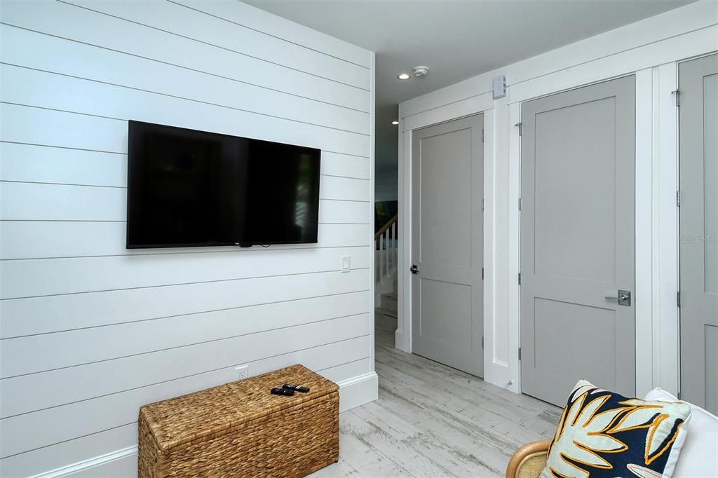 Interior, Recessed Lighting, Wood Texture Flooring