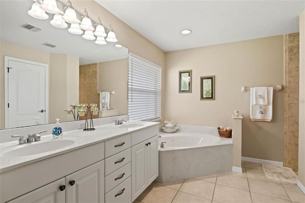 Bathroom, Dual Sink Vanities, Interior, Recessed Lighting