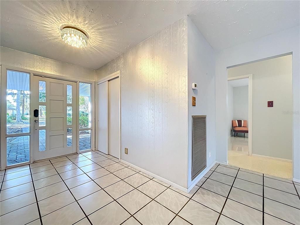 Empty room, Interior