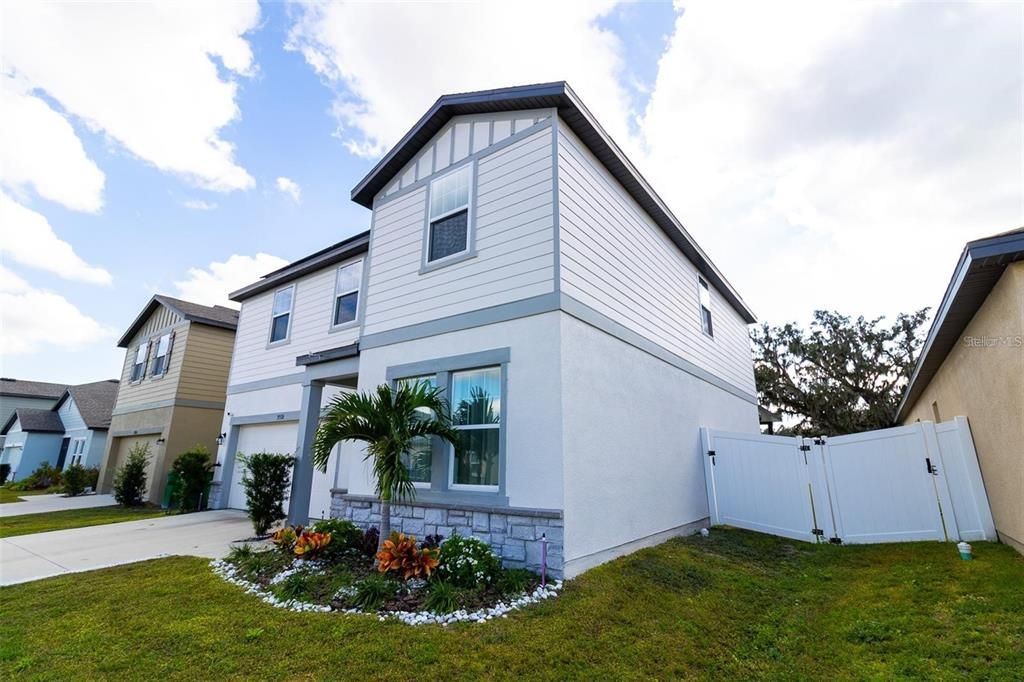 Attached, Exterior, Facade, Farmhouse