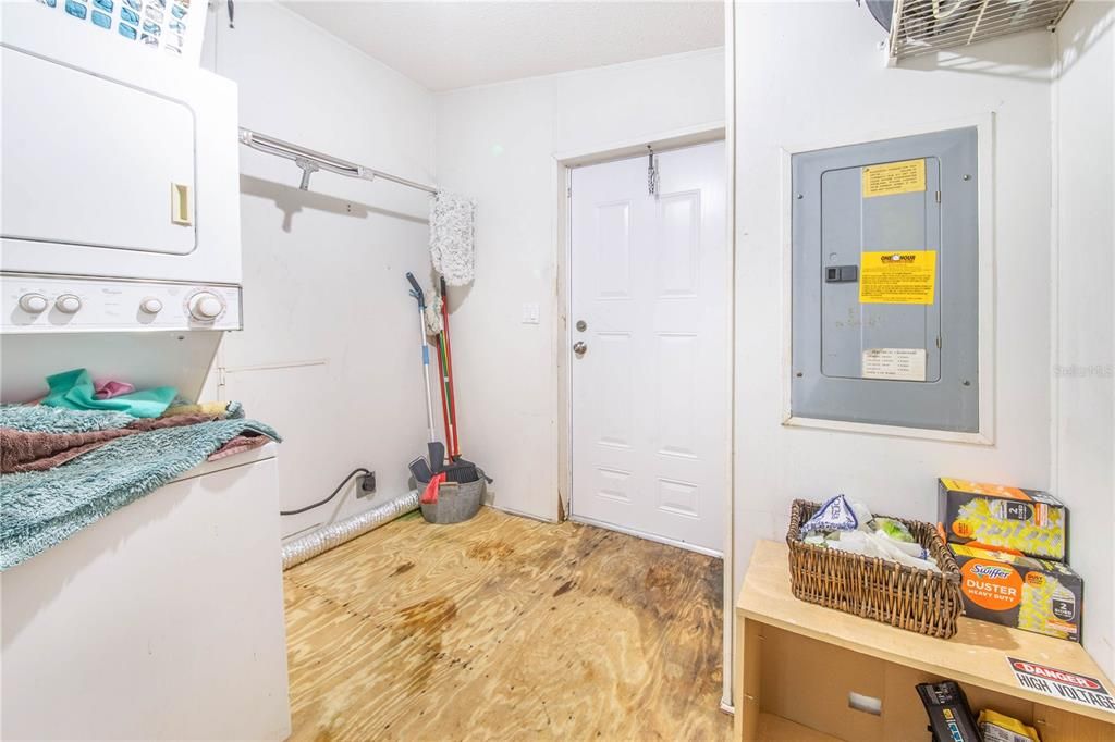 Interior, Washer, Wood Texture Flooring