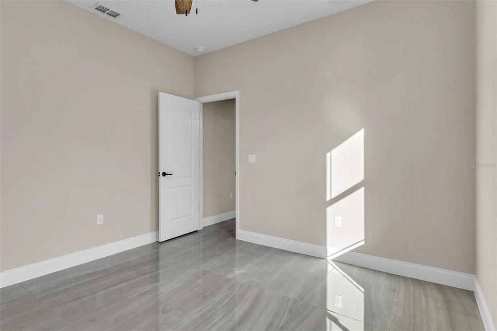 Empty room, Interior