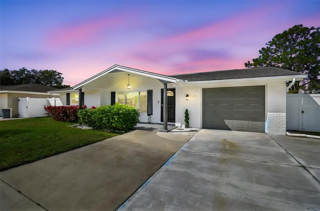 Attached, Exterior, Facade, Ranch