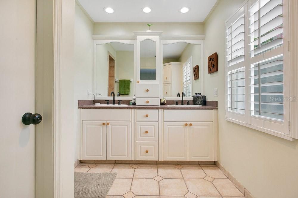 Bathroom, Dual Sink Vanities, Interior, Recessed Lighting