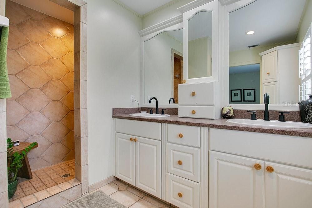 Bathroom, Dual Sink Vanities, Interior, Recessed Lighting