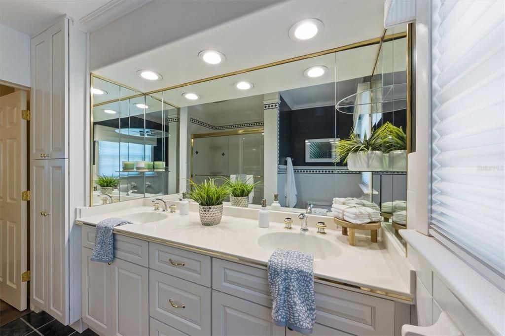 Bathroom, Dual Sink Vanities, Interior, Recessed Lighting