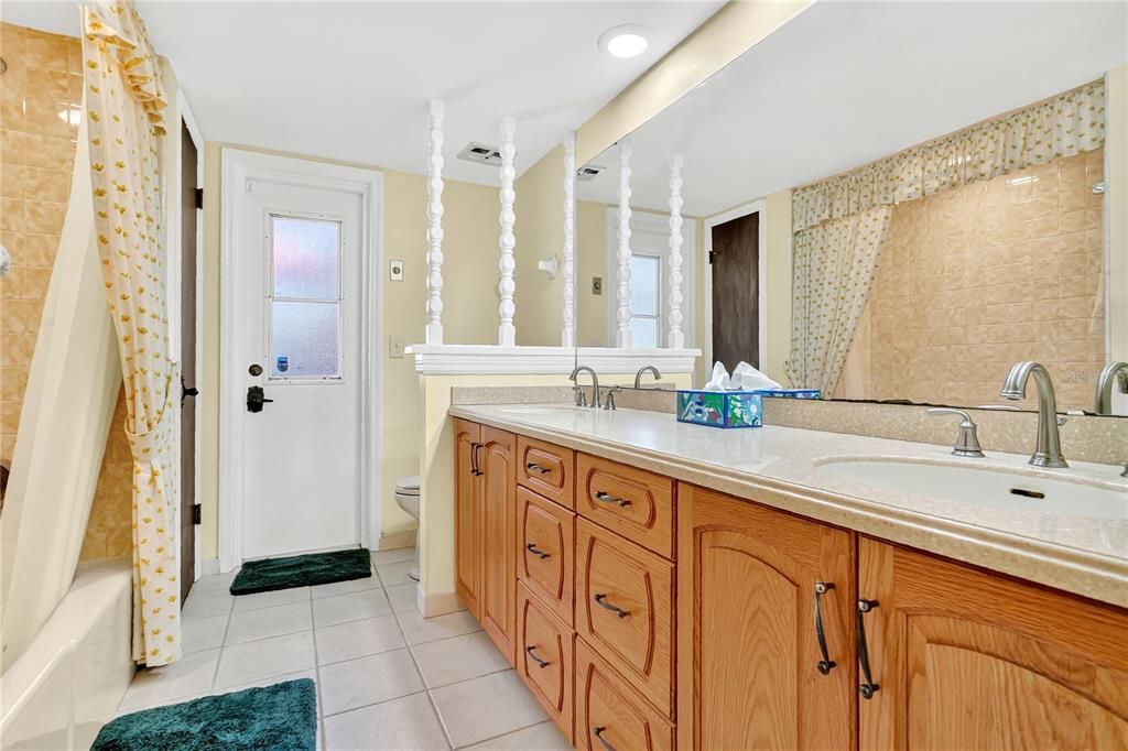 Bathroom, Dual Sink Vanities, Interior, Recessed Lighting
