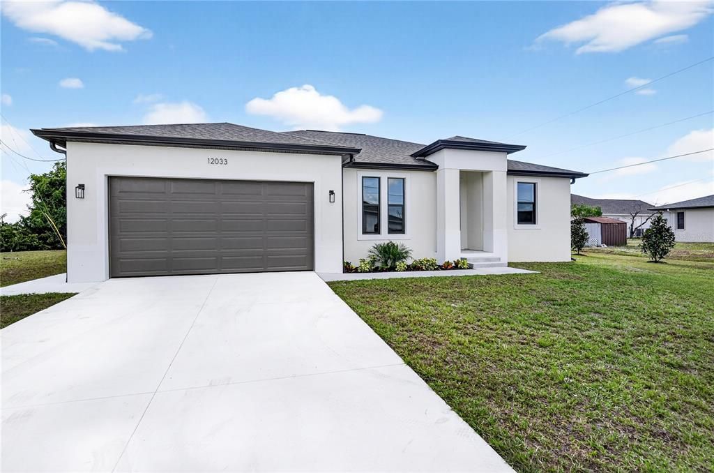 Attached, Exterior, Facade, Ranch