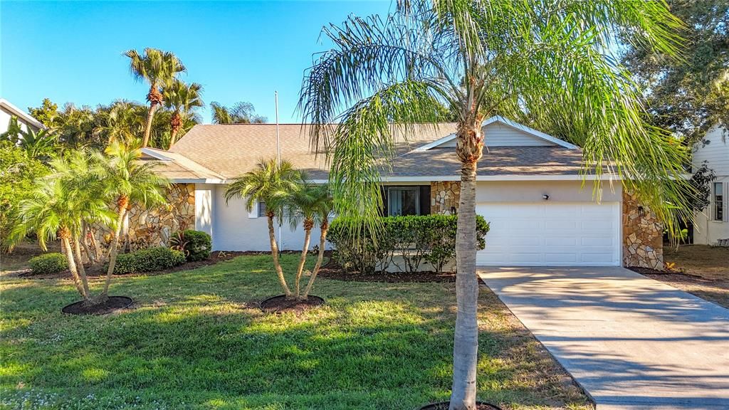 Attached, Exterior, Facade, Ranch