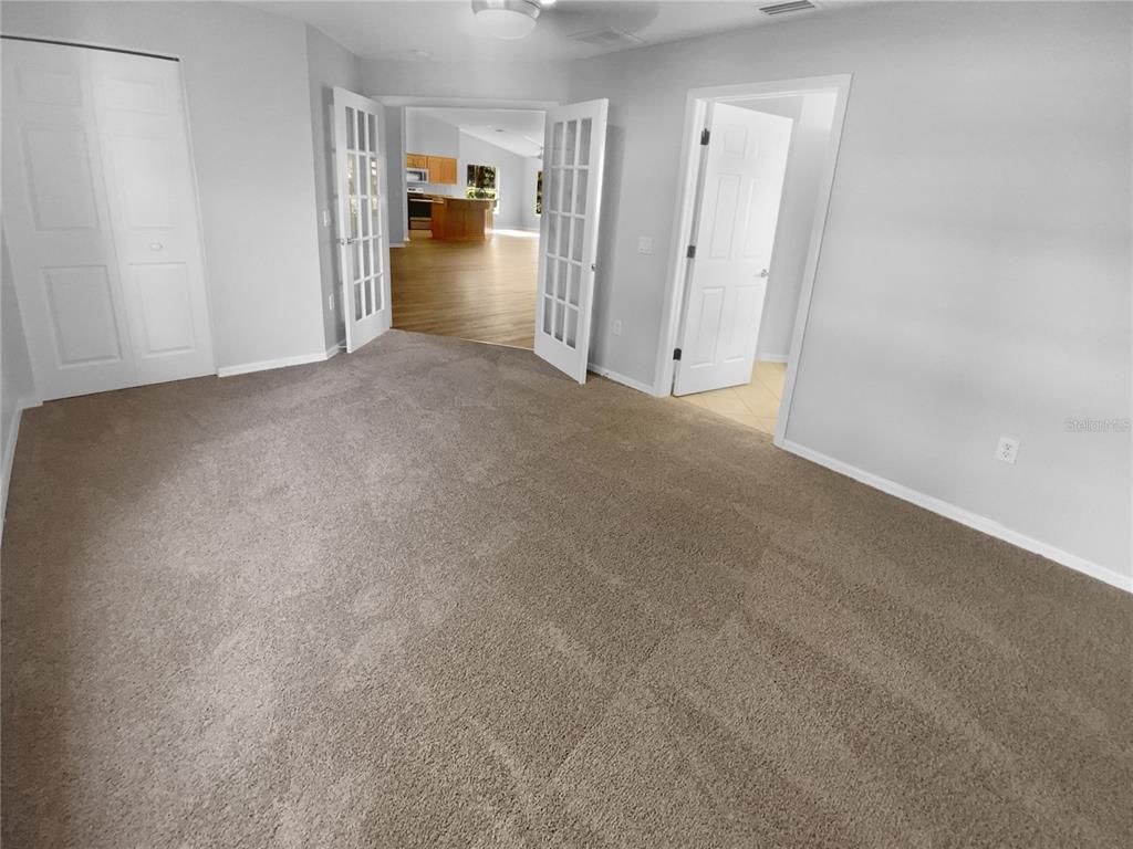 Empty room, Interior