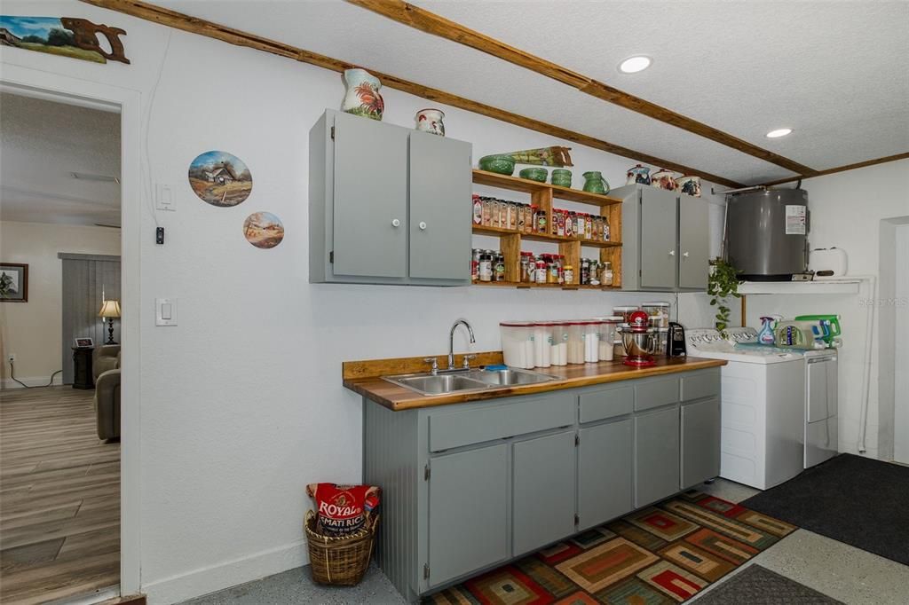 Interior, Recessed Lighting, Washer, Wood Texture Flooring
