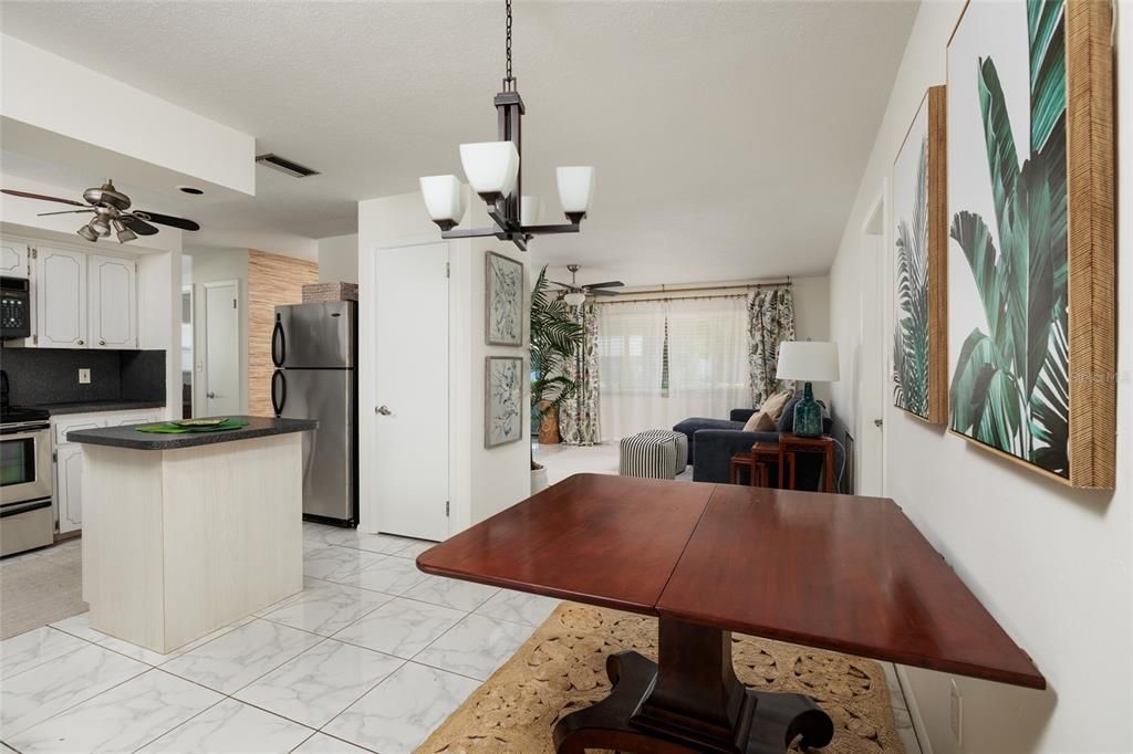 Chandelier, Dining room, Interior, Kitchen, Living room, Marble, Pendant Lights