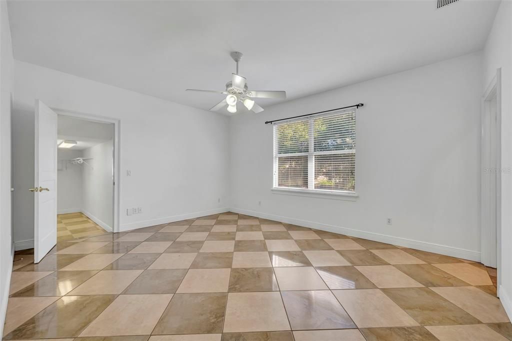 Empty room, Interior