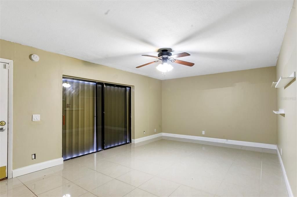 Empty room, Interior