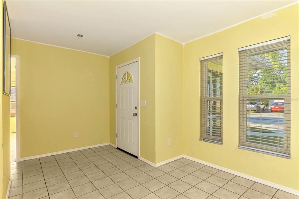 Empty room, Interior