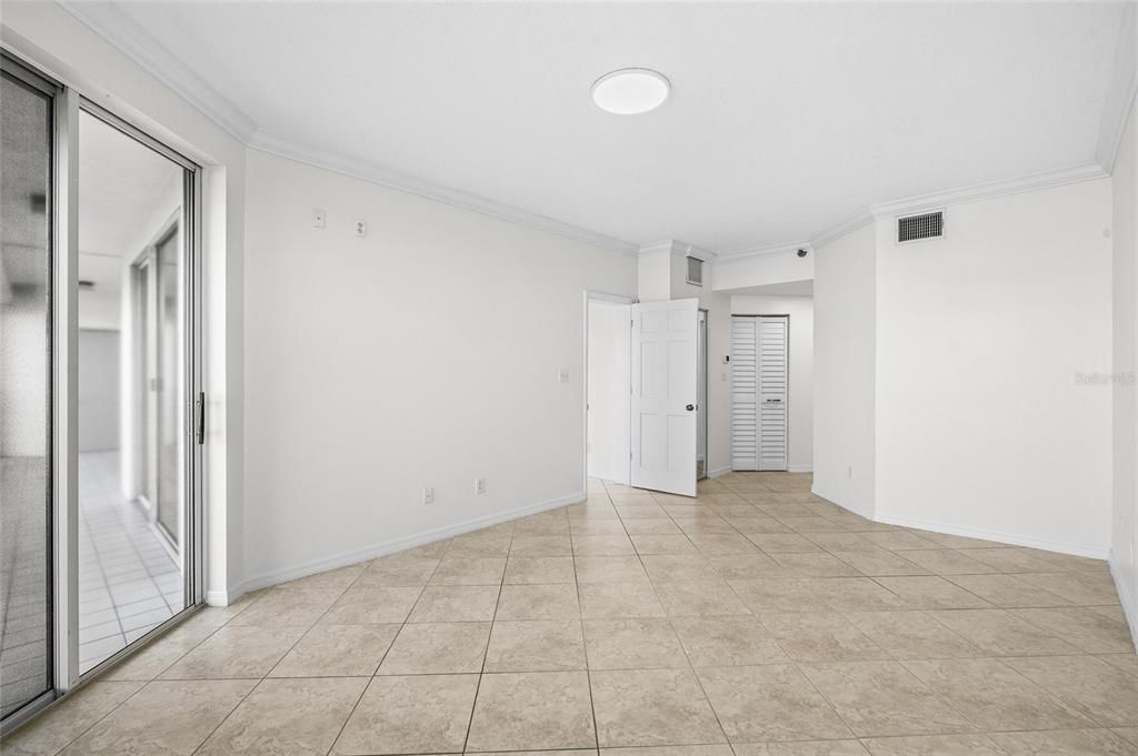 Empty room, Interior