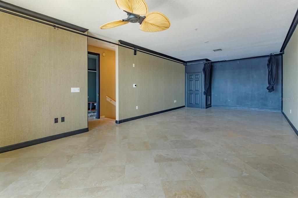 Empty room, Interior